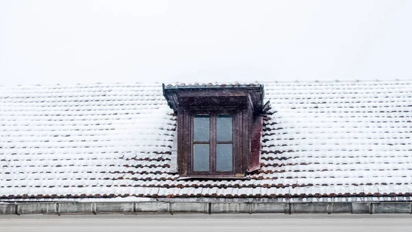 屋根の上に雪と伝統的な英語の家の屋根裏部屋 アンティークの建物の屋根裏窓 コピースペース 背景色 — ストック写真
