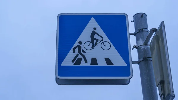 Bike Pedestrian Crossing Sign Ellen Alkonyat Sky Háttér Gyalogos Kerékpárút — Stock Fotó