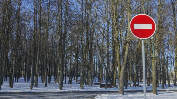 Egy Piros Kerek Tábla Figyelmeztet Bejárat Tilos Egy Egyirányú Utca — Stock Fotó