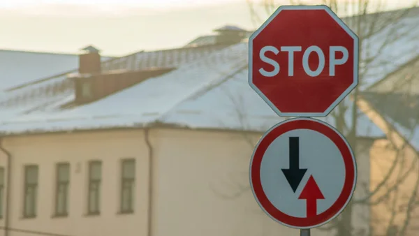 Znaki Drogowe Zaletą Ruchu Przychodzącego Stop Drogowego Tle Budynku Selektywne — Zdjęcie stockowe