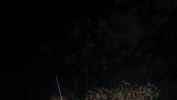 Красивые Красочные Праздничные Фейерверки Фоне Черного Неба Длительная Экспозиция — стоковое фото