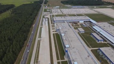 Modern fabrikanın havadan görünüşü. Endüstriyel bölge ve yakınlardaki birçok araba.