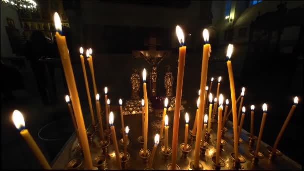 教堂的烛光 蜡烛的蜡 许多人在东正教教堂或庙宇中焚烧蜡蜡烛 有选择的重点 崇拜的概念 — 图库视频影像
