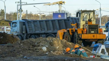 Otoyol inşaatında. Köprü inşaat alanında turuncu buldozer. Dolambaçlı. Yol Kapalı. Otoyol. Şehirdeki otoyol ve köprü onarımı ve inşaatı.