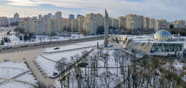 공중에서 기념비는 겨울에 민스크에서 일어난 전쟁의 박물관 근처에 민스크 오벨리스크입니다 — 스톡 사진