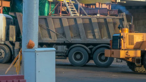 Motorkář Stavbě Silnic Oranžový Buldozer Staveništi Mostu Objížďka Cesta Uzavřena — Stock fotografie