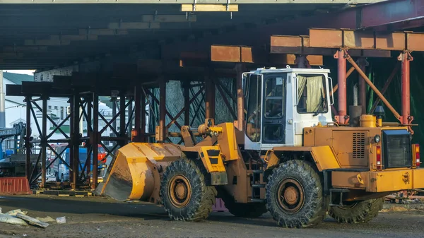 Grader Straßenbau Orangefarbene Planierraupe Auf Brückenbaustelle Umweg Straße Gesperrt Autobahn — Stockfoto