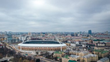 Minsk 'in merkezindeki futbol stadyumu Dynamo' nun havadan görünüşü şehrin arka planına karşıdır. Spor, seyahat ve manzara konsepti.