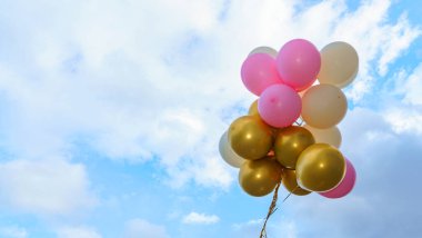 Klasik mavi arka planda renkli balonlar. Mutlu yıllar, düğün, parti ve tatil kavramları arka planda kullanılıyor. Metin için boşluk.