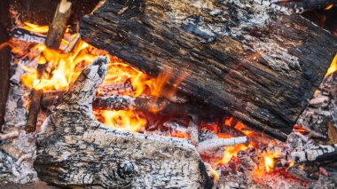 Metal ızgara, dövülmüş, el yapımı, bir deseni var. Barbekü ve ızgara için dumanla odun üzerinde sıcak bir ateş. Nesne arkaplanı.