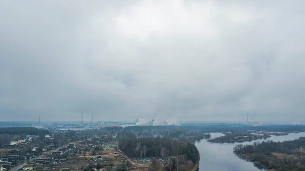 Воздушный Пейзаж Деревней Рекой Дымовых Трубах Загрязнение Промышленного Бумагоделательного Фона — стоковое фото