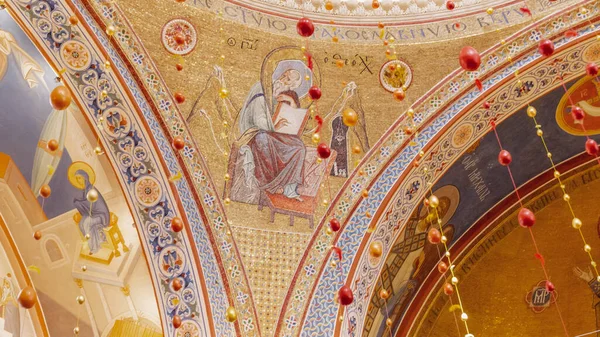 Decorazioni Pasquali Una Chiesa Ortodossa Ghirlanda Ornamentale Uova Pasqua Concetto — Foto Stock
