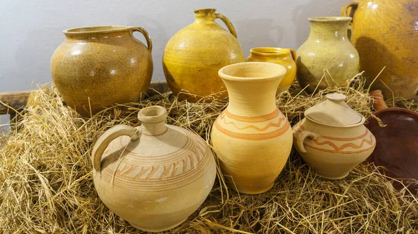 Argila Cerâmica Artesanal Rústica Vasos Terracota Amarelos Conceito Vida Rural — Fotografia de Stock