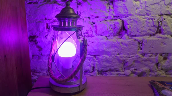 老式台灯在砖墙背景上闪烁着紫光 物体背景 — 图库照片
