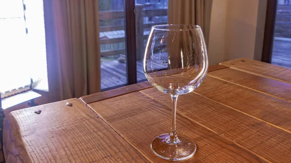窗上木制桌子上的空酒杯和浅色背景 物体背景 — 图库照片