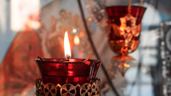 Lámpara Iglesia Ortodoxa Con Vela Encendida Vidrio Rojo Fondo Del — Foto de Stock