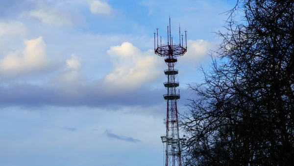 Grande Torre Rádio Televisão Árvores Fundo Céu Azul Clássico Espaço — Fotografia de Stock