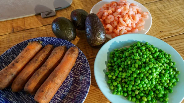 Guisantes Verdes Frescos Plato Barro Aguacate Zanahorias Camarones Sobre Fondo —  Fotos de Stock