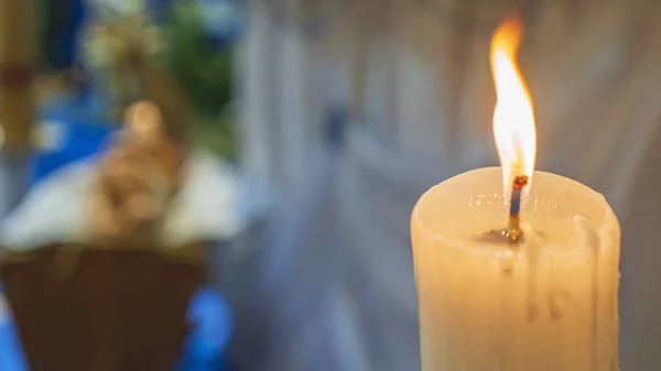 Brennende Kerzen Der Kirche Auf Verschwommenem Hintergrund Weihnachts Und Osterkonzepte — Stockfoto
