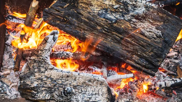 Metal ızgara, dövülmüş, el yapımı, bir deseni var. Barbekü ve ızgara için dumanla odun üzerinde sıcak bir ateş. Nesne arkaplanı.