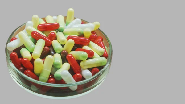 Sok Színes Fehér Tabletták Üveg Dobozban Elszigetelt Háttérrel Koncepcionális Szöveg — Stock Fotó
