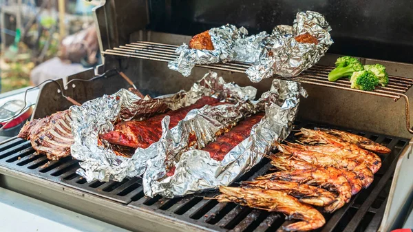 焼きトウモロコシ カリフラワーとバーベキューで子羊のラックとポークリブ アメリカ料理 上からの眺め 食品の背景 — ストック写真