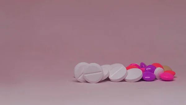 Különböző Multikolor Tabletták Fekszenek Sötét Lila Háttéren Szöveg Helye — Stock Fotó
