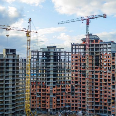 Gölde hava manzaralı garip bir delik. Doğa arkaplanı.