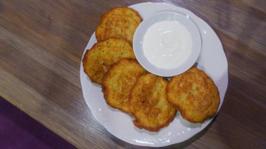 Patatesli gözleme, draniki, mücver veya taze kremayla servis edilen börek. Gıda arkaplanı.