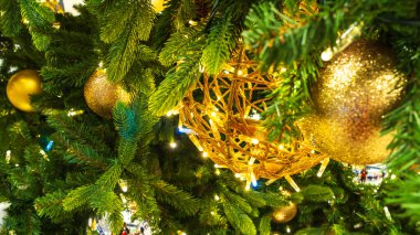 Oyuncakları, hediyeleri ve ampulleri olan Noel ağacı. Tatil dekore edilmiş manzara. Neşeli arkaplan.