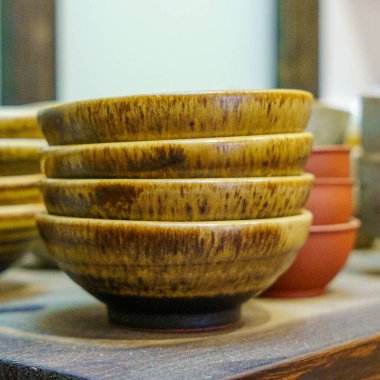 Çay dükkanında kil bardaklar. Geleneksel çay takımları dükkânı. Nesne arkaplanı.