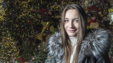 Beyaz güzel beyaz kadın noel ağacı arka planında.