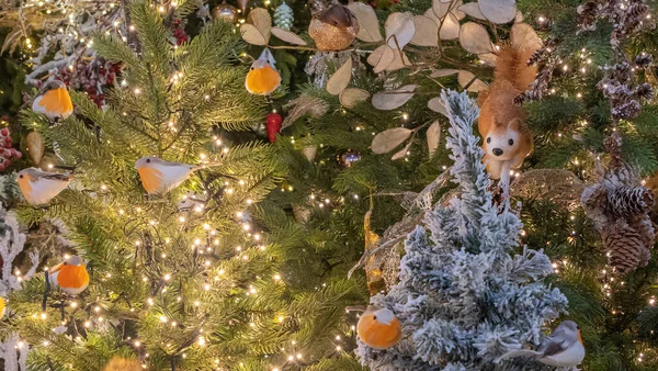 Πολλά Χριστουγεννιάτικα Παιχνίδια Μορφή Πουλιών Διακοσμημένο Φόντο Χριστουγεννιάτικο Δέντρο — Φωτογραφία Αρχείου