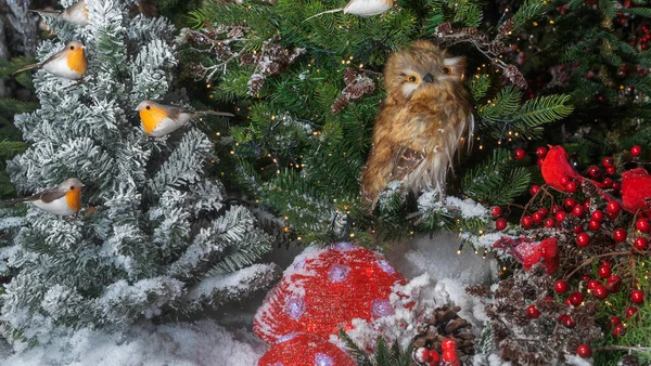 Χριστουγεννιάτικο Παιχνίδι Μορφή Πουλιού Διακοσμημένο Φόντο Χριστουγεννιάτικο Δέντρο Ευτυχισμένο Νέο — Φωτογραφία Αρχείου