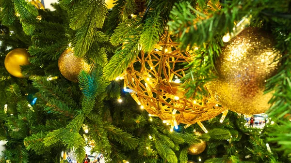 Kerstboom Met Speelgoed Cadeaus Gloeilampen Vakantie Ingericht Uitzicht Feestelijke Achtergrond — Stockfoto