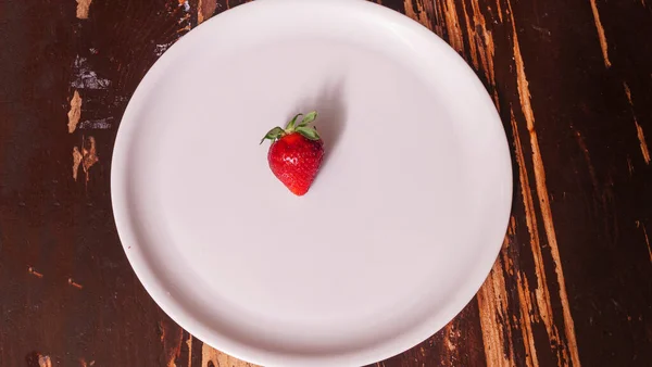 Rijp Rode Aardbeien Een Witte Plaat Een Houten Tafel Zicht — Stockfoto