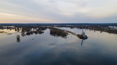 Nehirde kumu tazeleyen tarağın havadan görünüşü. Kanal kazıcı tarafından taranıyor. Tekne vincinin en üst görüntüsü. Endüstriyel kavram.