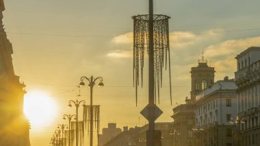 Şehrin tarihi merkezinde gün batımında binaların siluetlerini ve sokak ışıklarının panoramik görüntüsü. Kentsel kavramlar.