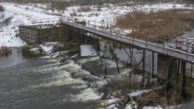 Taşra manzarası, nehir, çimen, ağaçlar. Doğa koruma. Metin için boşluk,