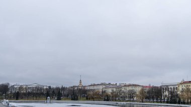 İnce buz tabakalarıyla nehrin karanlık suları. Minsk 'in merkezindeki nehirdeki ilk buz. Şehir kavramları. Metin için boşluk.