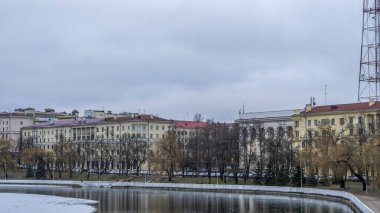 İnce buz tabakalarıyla nehrin karanlık suları. Minsk 'in merkezindeki nehirdeki ilk buz. Şehir kavramları. Metin için boşluk.