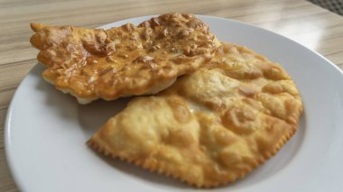 Beyaz tabakta et dolu ev yapımı börekler. Geleneksel Kafkas ve Rus mutfağı. Yemek kavramlarını yok et. Sokak yemekleri arka planı.