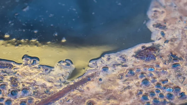 Sıcak sıcak şaraplı kazanlar. Sıcak şarap sokaktaki eski bir kazanda pişirilir. Açık ateşte yemek pişirmek. Yakın plan. Neşeli alkol içeceği..