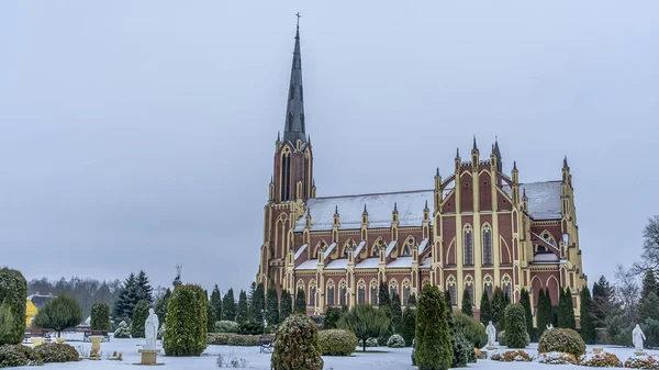 Iglesia Catedral Neogótica Ciudad Gervyaty Bielorrusia Invierno Fondo Del Cielo —  Fotos de Stock