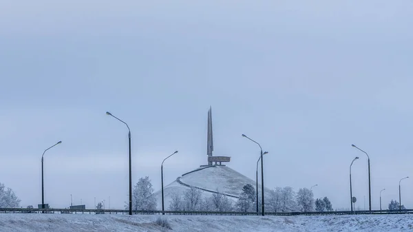 Panorama Dell Autostrada Inverno Sullo Sfondo Trova Complesso Memoriale Mound — Foto Stock