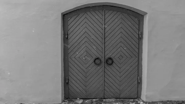 壁の背景にヴィンテージ木製のドアの黒と白の写真 古い壁と着用の戸口 テキスト用のスペース 文化遺産の概念 — ストック写真
