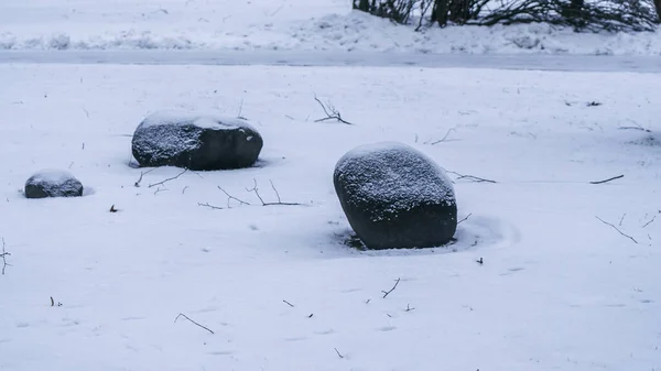 Kameny Pokryté Sněhem Skalnaté Zahradě Kameny Sněhem Ledem Přírodním Vzoru — Stock fotografie