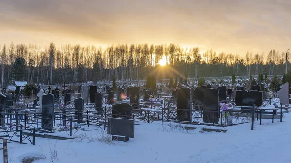 Зимовий Захід Сонця Над Сніговим Кладовищем Темними Надгробками Деревами Життя — стокове фото