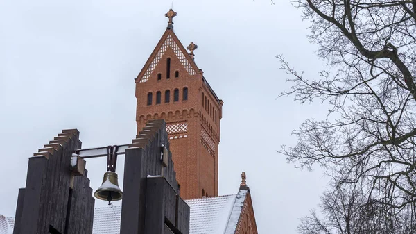 Kyrkan Över Gråmulen Himmel Belfry Med Klocka Mot Bakgrund Röd — Stockfoto
