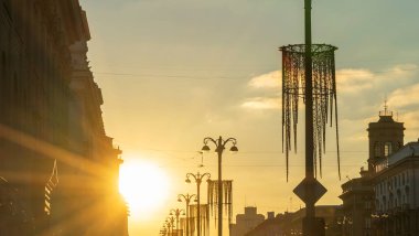 Şehrin tarihi merkezinde gün batımında binaların siluetlerini ve sokak ışıklarının panoramik görüntüsü. Kentsel kavramlar.